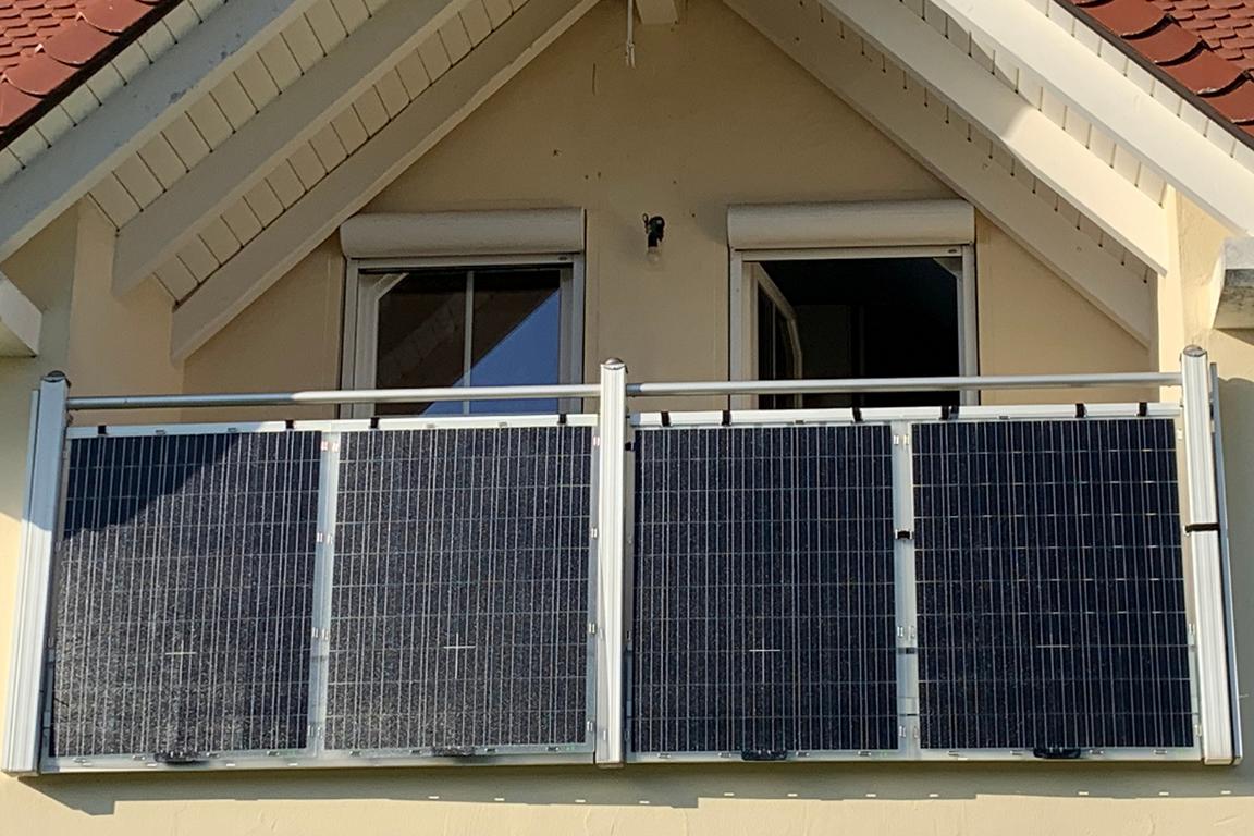 Flexible Module hängen aneinander gereiht an einem Balkon und Ertrag werden im Test gemessen